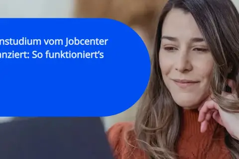 Junge Frau am Laptop, die sich über ein Stipendium für ein Fernstudium informiert, finanziert vom Jobcenter.
