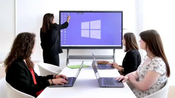 Frauen nutzen ein digitales Whiteboard online für eine Präsentation.